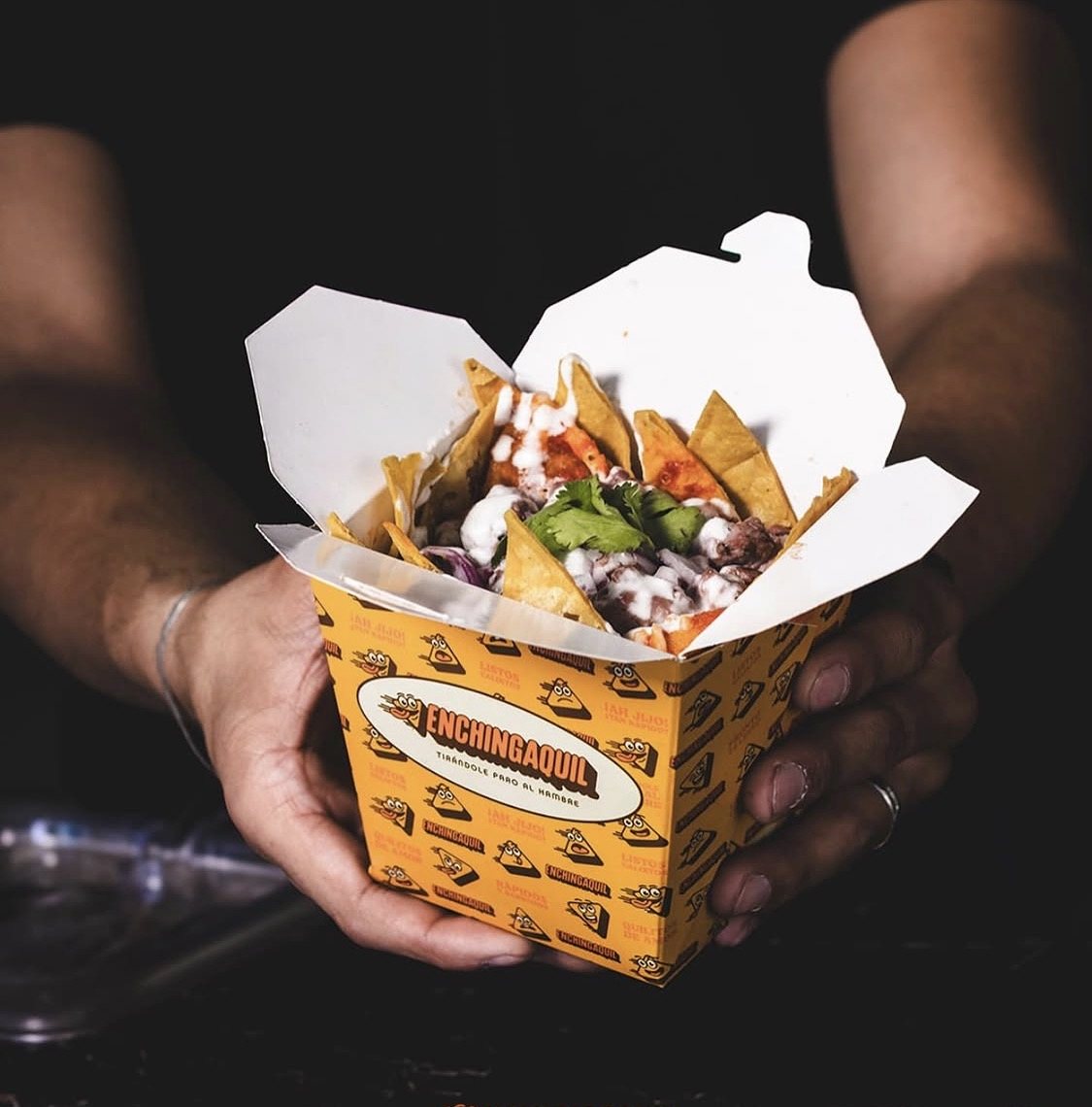 Caja de chilaquiles Enchingaquil con crema, cebolla y cilantro